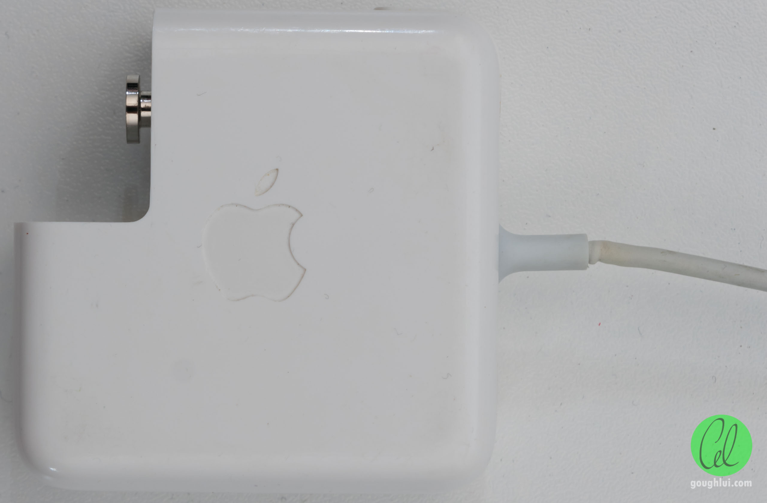 Apple 45w Power Adapter. СЗУ 1x-Type-c Apple MACBOOK Power Adapter 87w Original White 00021/099044. Магнитное крепление для планшета Apple MAGSAFE. Подставка настольная MAGSAFE.